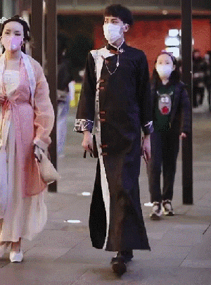 中国街拍在国外火了！视频超12亿次观看，被外国网友狂赞造型出彩