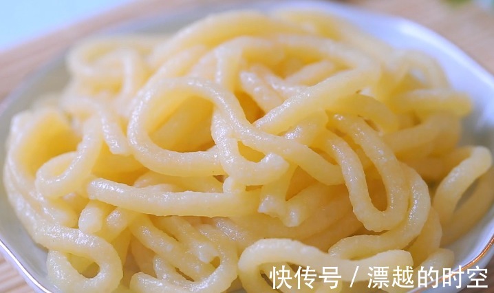 面条有新做法啦！不和面不擀面，手不碰面就做好，软嫩劲道超好吃