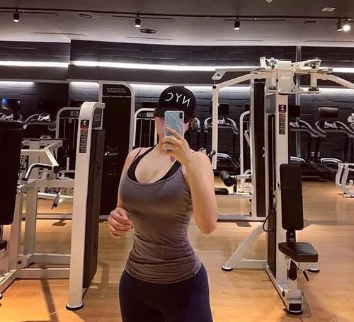 金泰珠|她被称为“夜店女王”,体重达到130斤,靠一双大长腿成全民女神