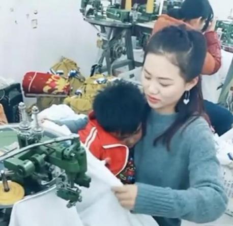 动画片|“最美厂花”带儿子上班，孩子在妈妈怀里睡着，网友感叹更美了