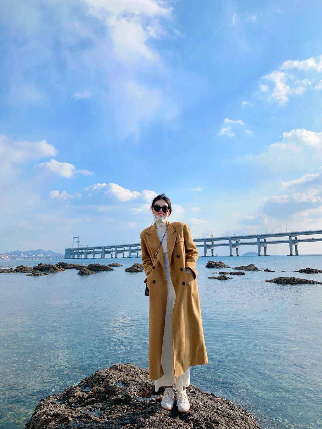 白色 长款大衣怎么穿保暖又洋气?看看这几种搭配方式,保暖又显气质