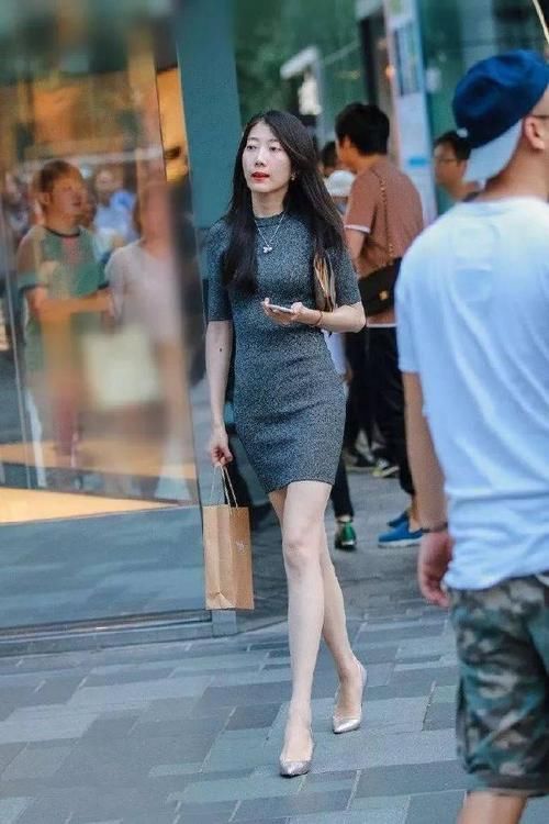 美女脚上搭配一双尖头高跟鞋，带有绑带的设计，看上去更加的优雅