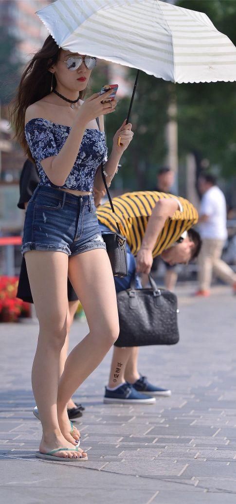 小姐姐|穿紧身牛仔裤小姐姐，搭配红色上身彰显出女神气质，让身材更抢眼