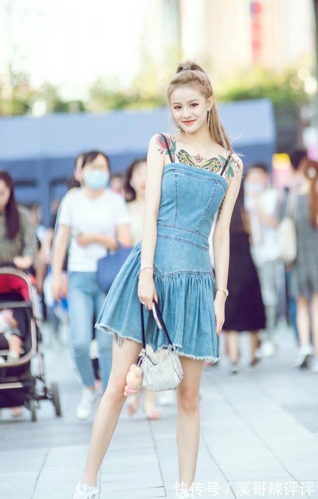 三伏天 三伏天穿什么年轻女孩多穿吊带裙,搭配小白鞋,清凉又好看!