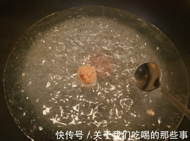 鲁菜大厨教你做汆丸子,学会3招,个个Q弹嫩滑,肉香多汁,真解馋