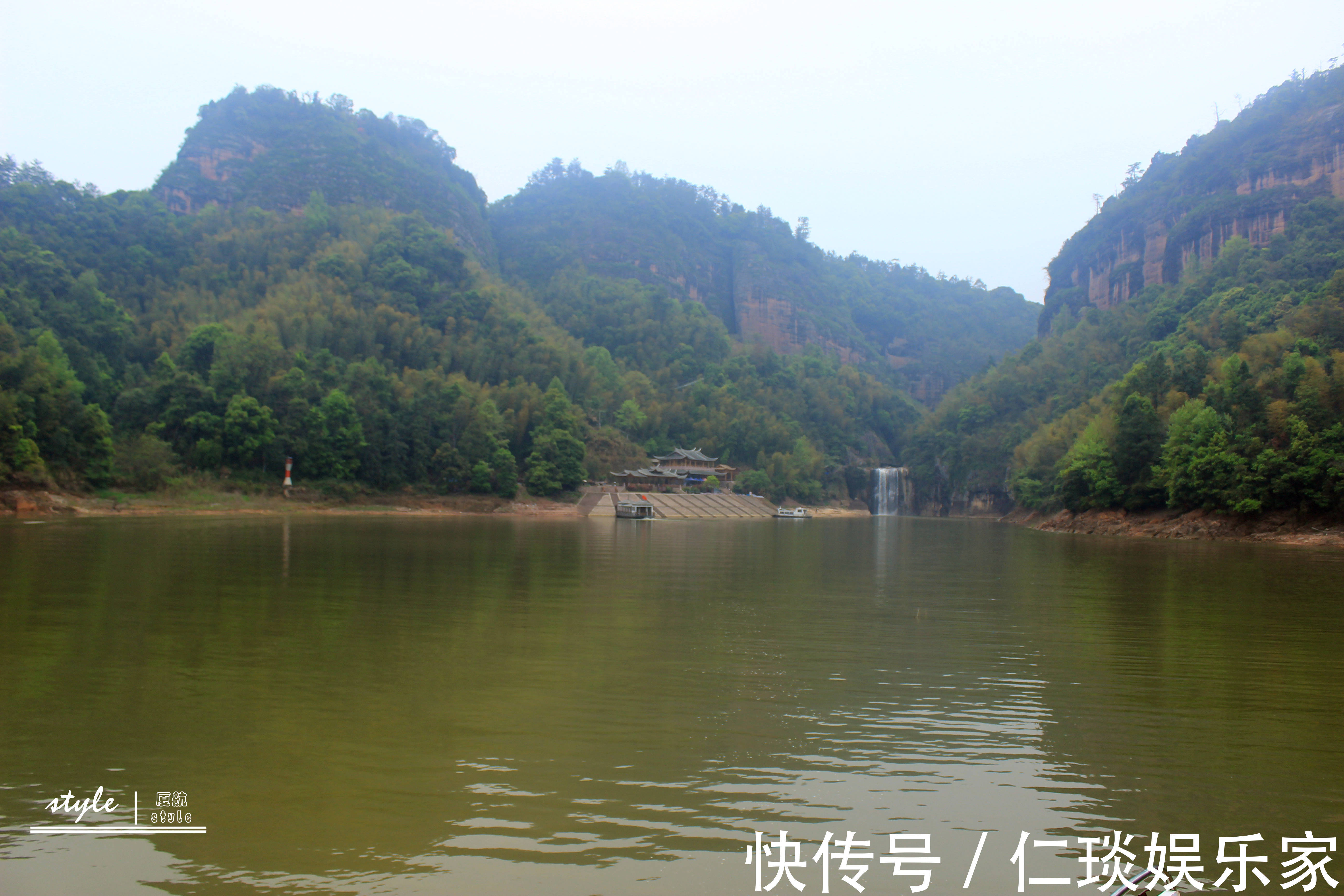 游客|中国最神奇的悬空寺庙，建在悬崖边上，游客络绎不绝，香火不断