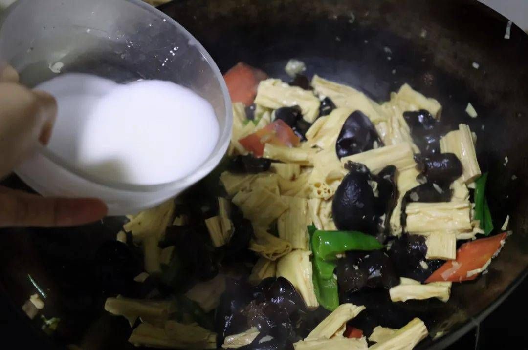 木耳一下锅就“炸锅”，太吓人？掌握4技巧，保证不炸锅，更脆爽