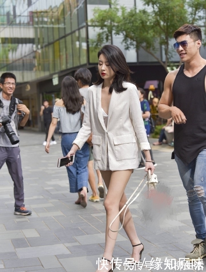 西装|街拍:小姐姐身穿西装配短裤简直帅得不行,打造职场中的柔美气质