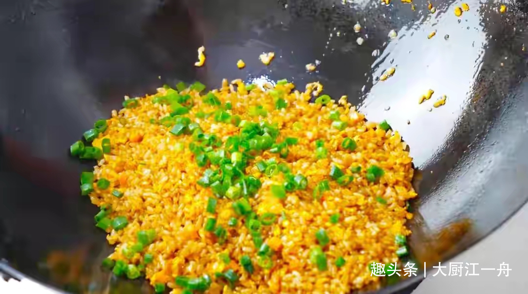 蛋炒饭,先炒鸡蛋就错啦,大厨教你正确做法,粒粒分明美观又好吃