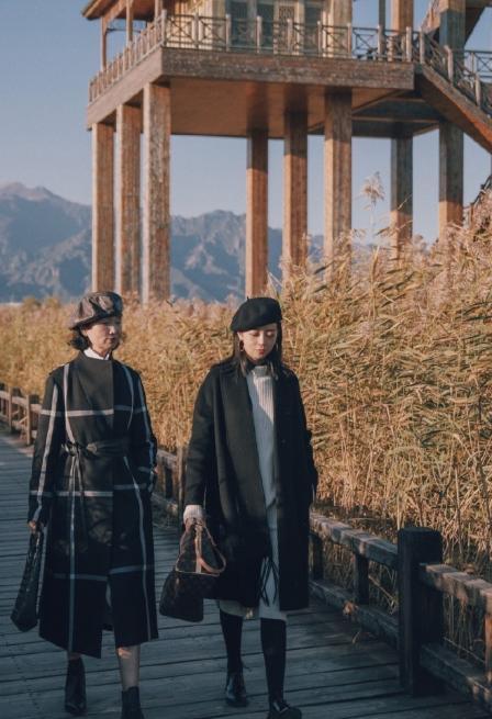 母女 女人过了50岁放下毛衣牛仔裤,看这对''母女''搭配,高贵又减龄