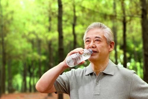 血压偏高|高血压的人不能多喝水？血压偏高的人，这些食物尽量远离