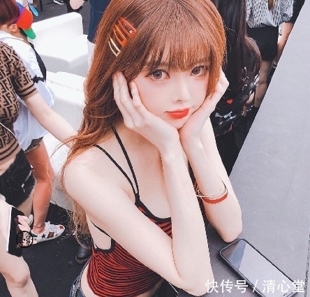 街拍:美女穿上紧身吊带上衣尽显凹凸有致丰满身材,网友:背真美