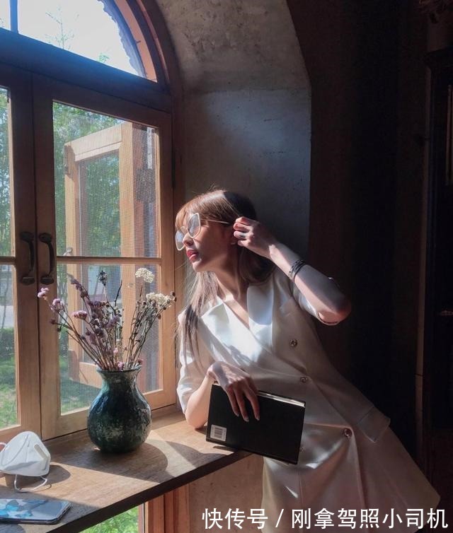 破洞牛仔裤|周扬青分手后剪短发大变样,西装搭牛仔裤时髦帅气,真是又飒又酷!