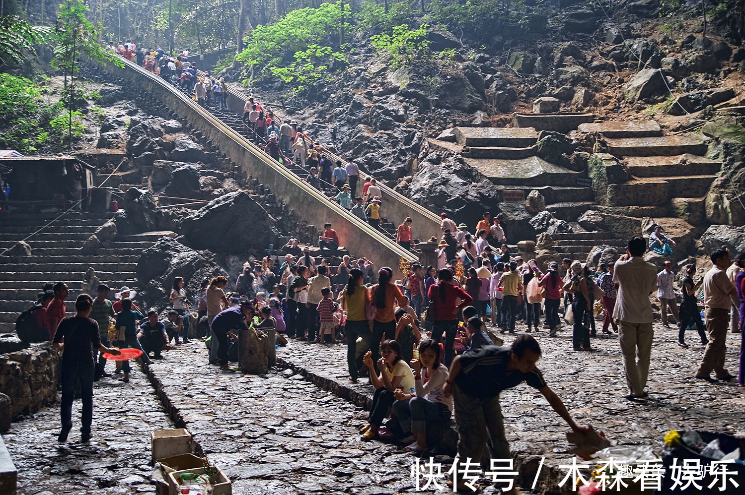 越南|越南地下古寺香客贴真钞祈愿，看着纸币被毁有点可惜