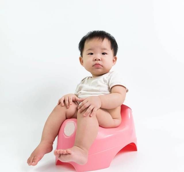 爸妈|培养宝宝如厕训练,结果宝宝完全不按套路来?爸妈要注意男女有别