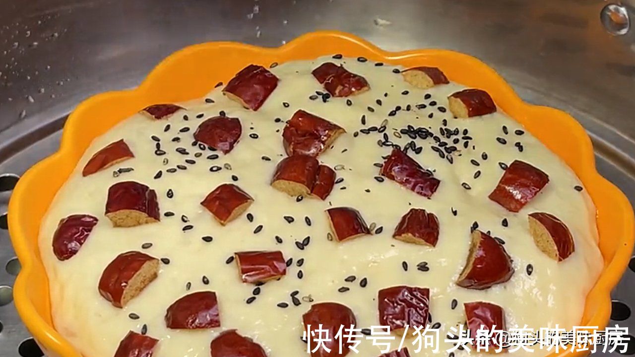 发糕这样做，不用揉面，一搅一蒸就出锅，松软香甜，比面包还好吃