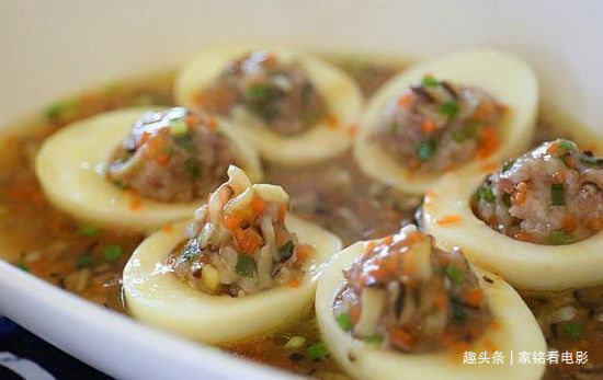 美食推荐香辣烤翅、辣椒小炒肉、西芹炒蘑菇、鸡蛋酿肉丸的做法