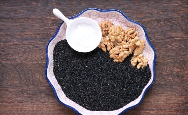 奶奶常吃黑芝麻，教你1个家常做法，比芝麻丸简单，头发黑精神好