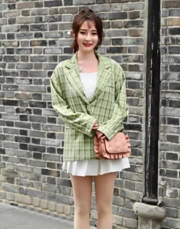 街拍:身材高挑的美女,一条蓝色的连衣裙,青春活力气质