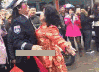 |搞笑GIF:在我们这,估计你一车西瓜是保不住了