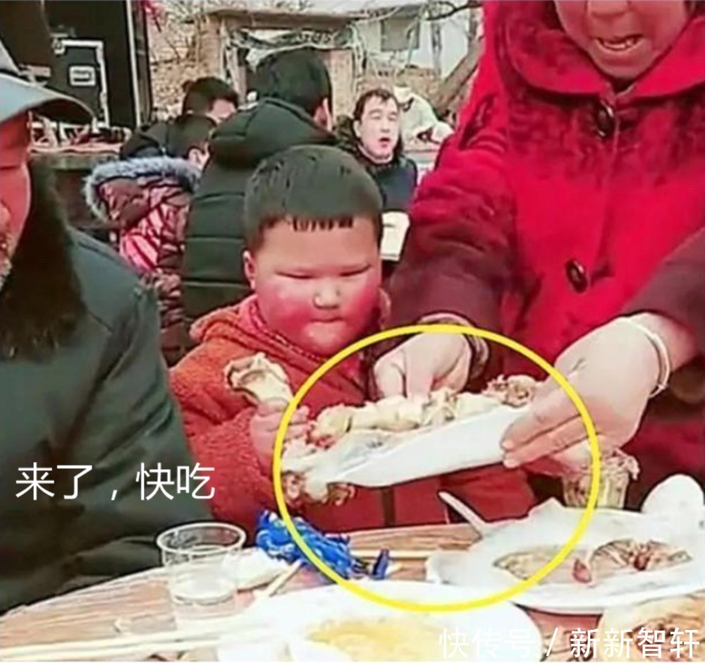 奶奶|“要不都给孩子吃”,农村奶奶带娃吃酒席,“抢猪蹄”举动遭白眼