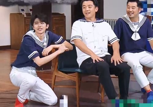 袜子 跑男团穿袜子玩指压板,别人的颜色都成双成对,只有蔡徐坤是一个人