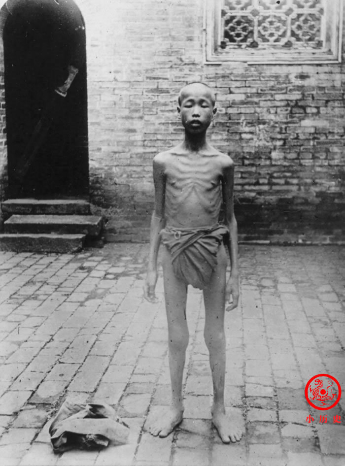 知州大人#晚清老照片:“丐帮”帮主全身挂满垃圾,知州大人派头十足