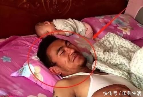 睡着|爸爸陪娃睡觉,醒后发现娃不见了,吓坏了赶紧找,结果自己都乐了