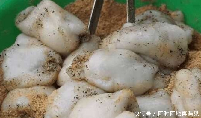 大爷在街上做这种美味的小吃,不到2个小时就快要卖光了