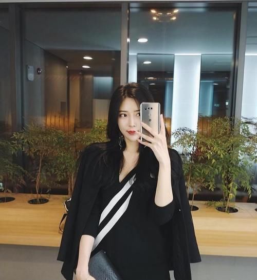 裙摆|爱穿包臀裙的美妇，微胖身材轻松诠释性感，傲人胸围太迷人