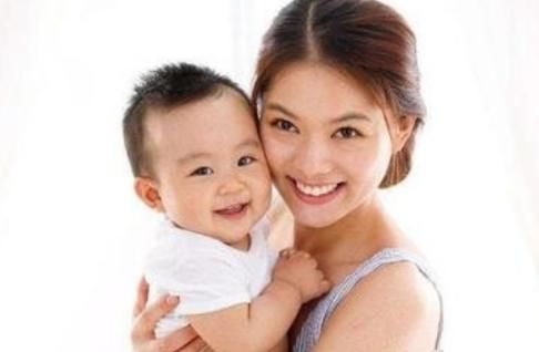 动作|宝宝对妈妈的爱有多深？从睡觉的小动作能看出来，你家娃有几个？