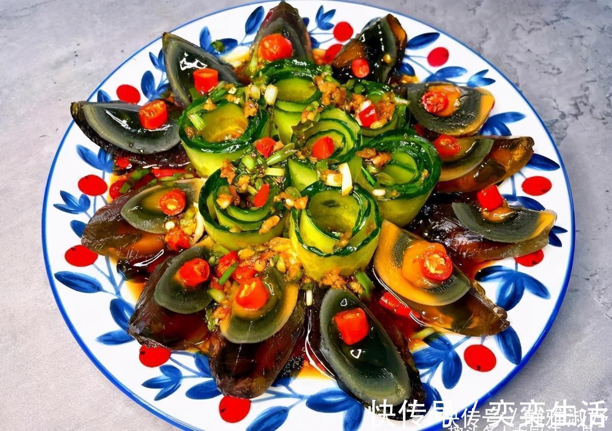 小米辣|皮蛋放锅里一蒸，饭店卖38一盘，在家只需5元钱，营养又解馋