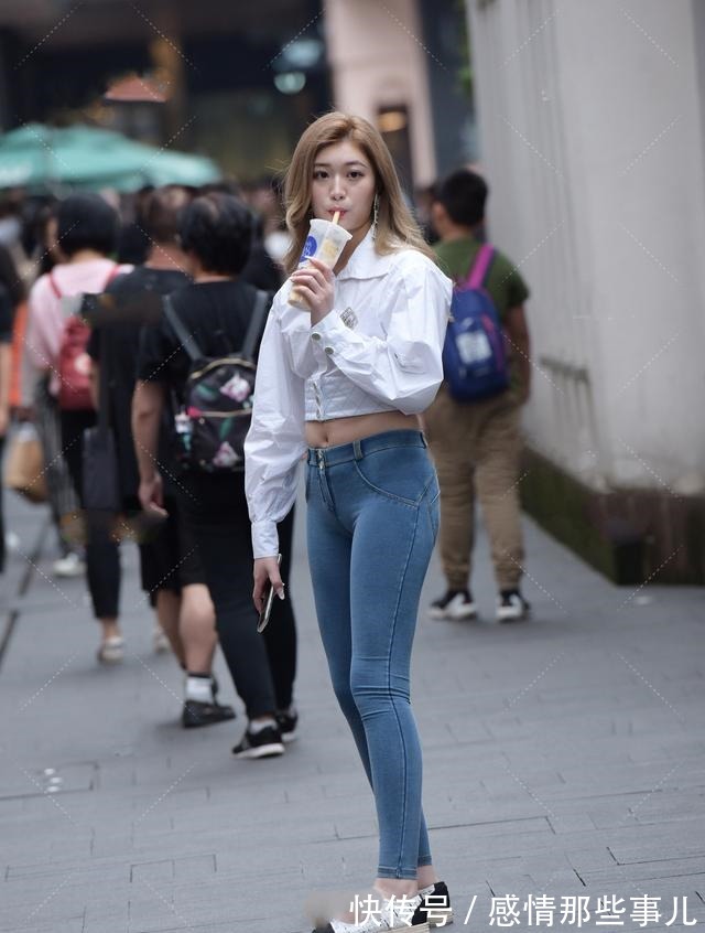 小腹 白色短款制服衬衫配灰色打底裤,制服和衬衫的区别一眼就能看出来!