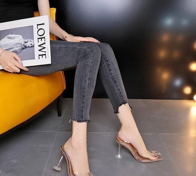高跟鞋 盛夏已至,透明高跟鞋登场,透明鞋身拉长腿部线条,更显女性魅力