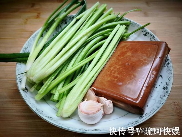 芹菜|芹菜和这菜是“黄金搭档”,营养和口感比豆腐干还好,孩子特爱吃