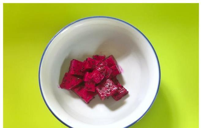 冷饮|一个火龙果，一盒牛奶，教你新吃法，入口即化，比冰淇淋好吃