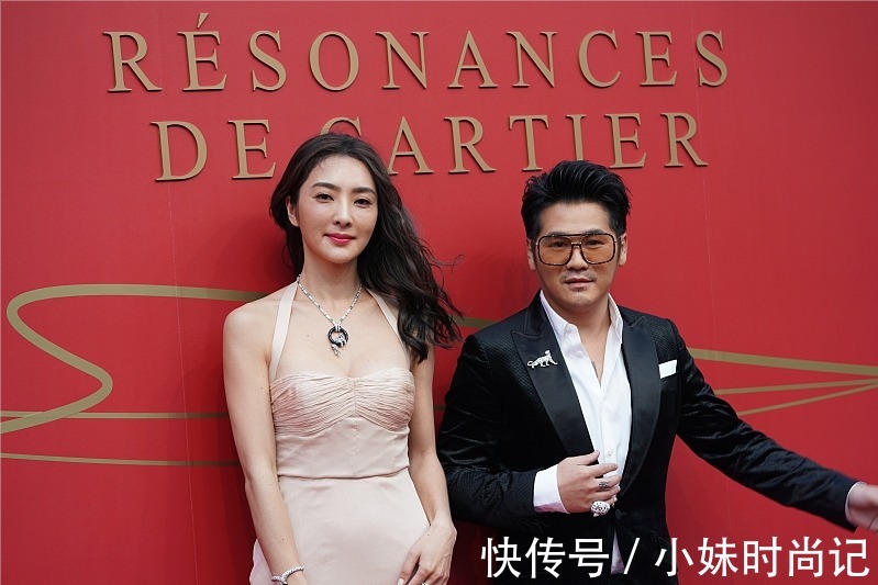 蕾丝|吴速玲在老公曹格面前也挺“放得开”,抹胸裙用带子绑着,真迷人