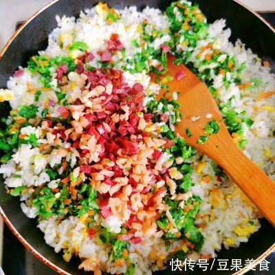 鸡蛋牛肉胡萝卜青菜萝卜干炒饭