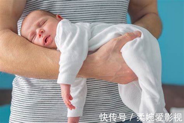 宝宝|经常被爸妈抱的娃和经常自己躺着玩的娃,长大后的差距会越来越大