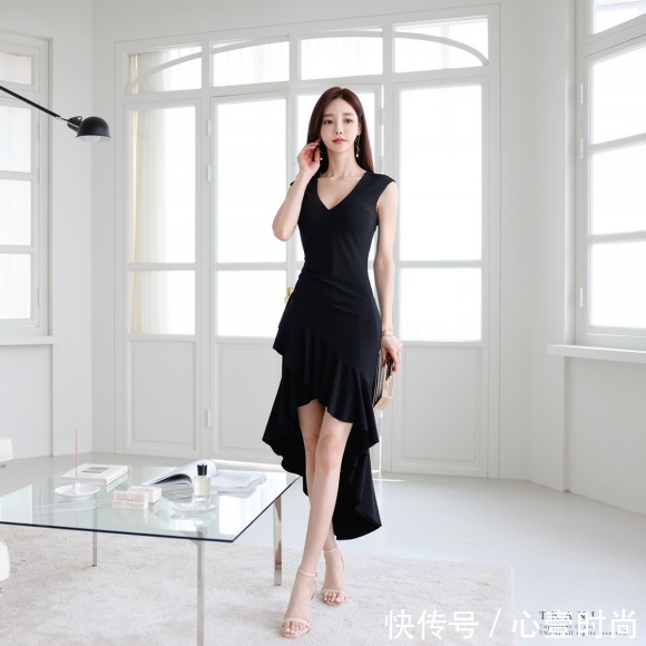 时尚|女神孙允珠高清时尚搭配:复古维也纳钻黑气质波纹摆裙