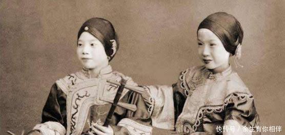 妩媚|老照片清朝青楼女子的真实打扮,姿势很妩媚,图四令人痛心!