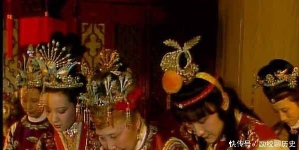 贾府|元春省亲,阖府欢庆,但却耗资无数,到底是好事还是坏事?