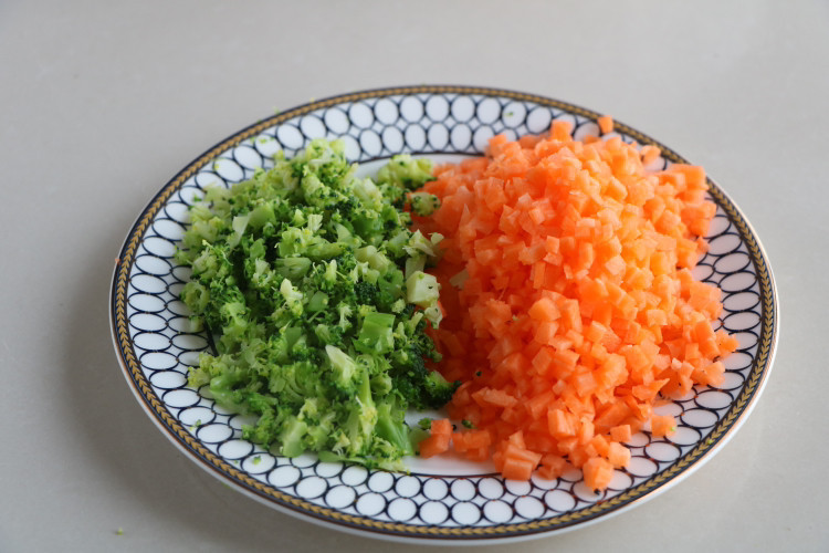 胡萝卜汁|冬天给女儿做了这早餐,松软酥脆,上桌就吃3个,隔三差五做一锅