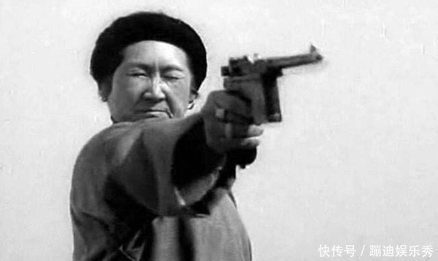 老妇|七旬老妇离世,孙子收拾遗物无意发现一把枪,随后领导过来慰问