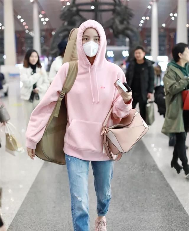 色初恋|小白鞋已经彻底失宠了,今年最流行的是这款“初恋鞋”,百搭减龄