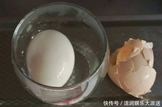 水煮蛋|白水煮蛋时,多加一勺“它”,鸡蛋又香又嫩,还能3秒剥壳
