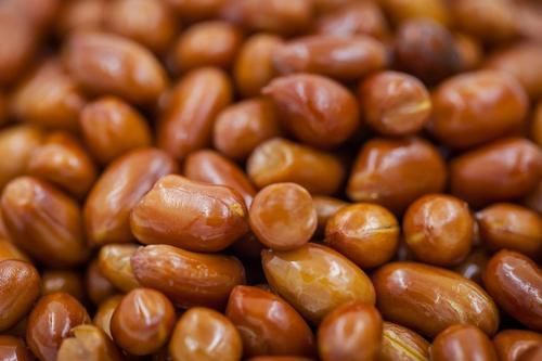 炒花生米时,直接放油是大错!多做这1步,出锅香脆,一周不返潮