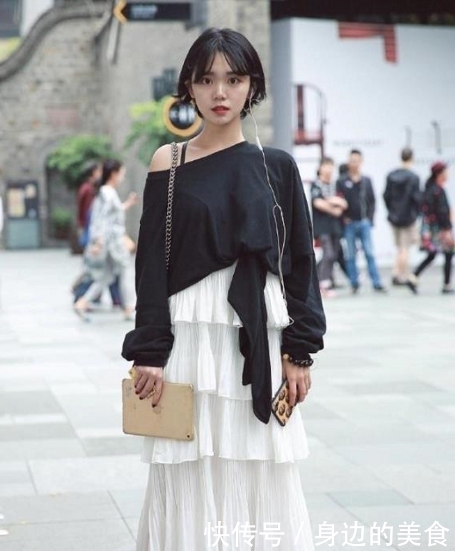 马尾辫|路人街拍,小姐姐梳一个清爽的马尾辫,看起来青春活力感十足