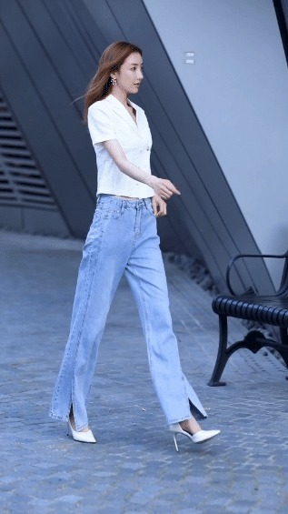 牛仔裤|街拍:白色西装搭配牛仔裤,穿出绝佳好气质,这样的身材谁不爱?