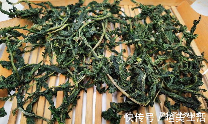 刮刮油|很多人只吃果肉,其实叶子才是宝贝,多捡些回家,一晒一烀,真香